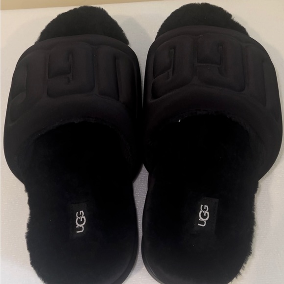 UGG Women's Graphic Maxi Slide 
Black size 10 - Picture 3 of 5